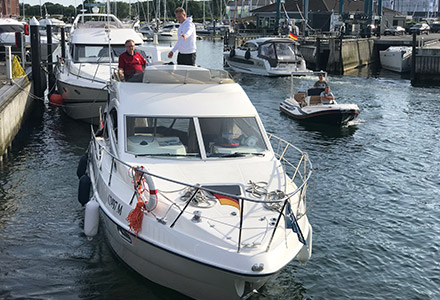 Motorboot Coaching Hafenmanöver
